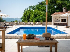 Kolam renang indoor dan kolam renang outdoor