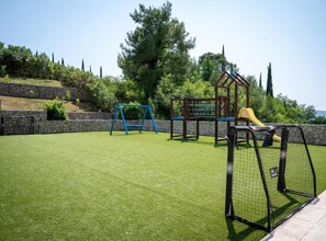 Kolam renang indoor dan kolam renang outdoor