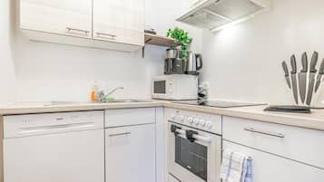 Apartamento básico | Cocina privada | Frigorífico, microondas, horno y placa de cocina