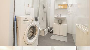 Basic Apartment | Bathroom | Shower, free toiletries, hair dryer, towels