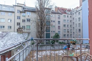 Basic Apartment | Balcony - 9 Min Metro City Center 1BR 1LR Balcony (Vienna)