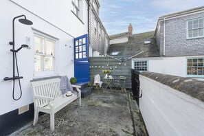 Terrace/patio - Happy Days Cottage - Free WiFi - Minutes from Harbour & Beaches - Pets Welcome (St Ives)