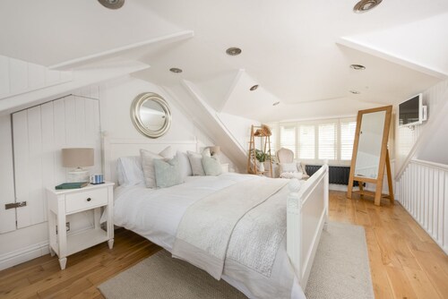 Happy Days Cottage - Free WiFi - Minutes from Harbour & Beaches - Pets Welcome