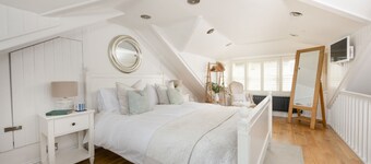 Happy Days Cottage - Free WiFi - Minutes from Harbour & Beaches - Pets Welcome