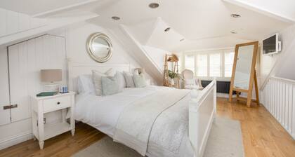 Happy Days Cottage - Free WiFi - Minutes from Harbour & Beaches - Pets Welcome