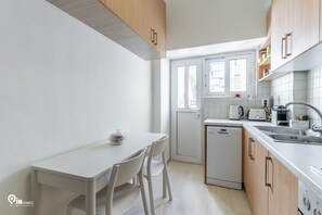 Fridge, oven, stovetop, dishwasher - Hephaestus - Luxury & Modern Apartment in Psychiko/Athens (Athina)