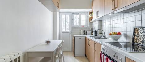 Kylskåp, ugn, spishäll och diskmaskin