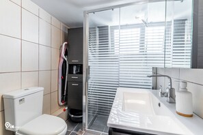 Shower, hair dryer, towels, soap - Hephaestus - Luxury & Modern Apartment in Psychiko/Athens (Athina)