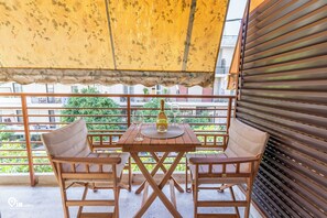 Outdoor dining - Hephaestus - Luxury & Modern Apartment in Psychiko/Athens (Athina)