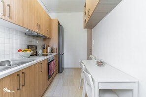 Fridge, oven, stovetop, dishwasher - Hephaestus - Luxury & Modern Apartment in Psychiko/Athens (Athina)