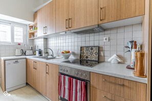 Fridge, oven, stovetop, dishwasher - Hephaestus - Luxury & Modern Apartment in Psychiko/Athens (Athina)
