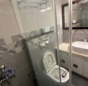 Dusche, Bidet, Handtücher, Seife