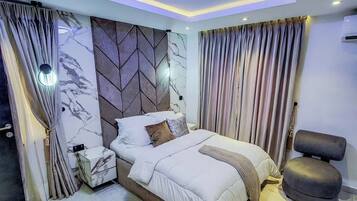 Familienzimmer, Balkon, Stadtblick | Schreibtisch, laptopgeeigneter Arbeitsplatz, Verdunkelungsvorhänge