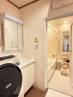 Hair dryer, towels, soap, shampoo - Yamanote Line | Ueno & Ikebukuro | 84 m² | Entire House | 8 Guests (toshima city komagome)