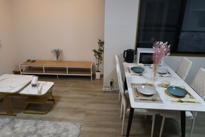 Dining - Yamanote Line | Ueno & Ikebukuro | 84 m² | Entire House | 8 Guests (toshima city komagome)