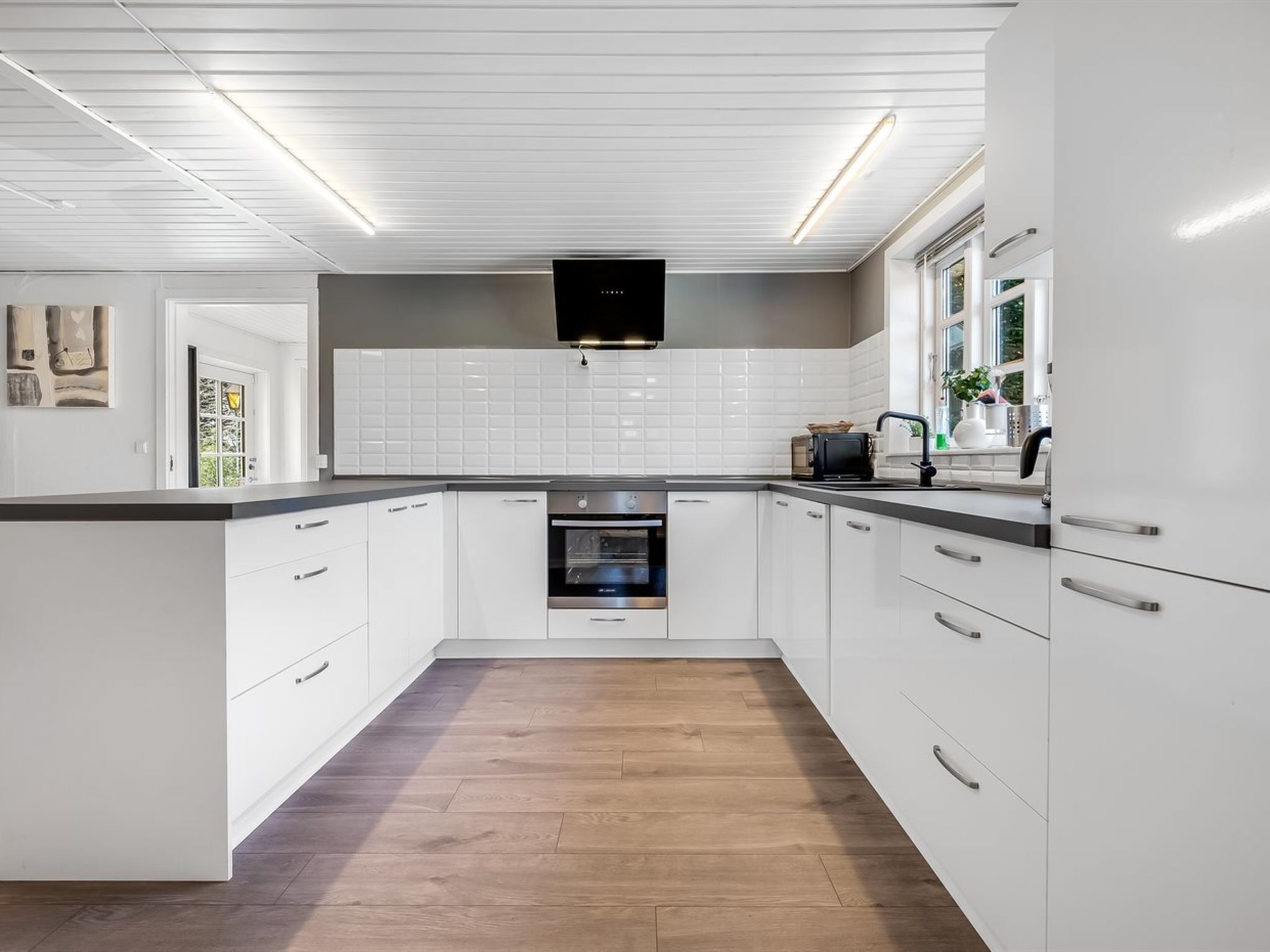 Kjøleskap, mikrobølgeovn, oppvaskmaskin og kjøkkenutstyr