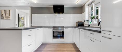 Kjøleskap, mikrobølgeovn, oppvaskmaskin og kjøkkenutstyr