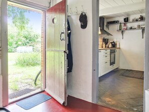 Frigorífico, microondas, lavavajillas y utensilios de cocina