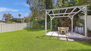 Outdoor dining - Sandy Feet Retreat - 1 min to beach (COPACABANA)