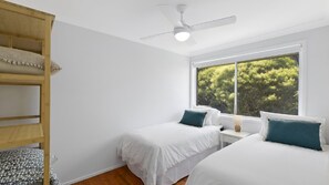5 bedrooms, iron/ironing board, Internet, bed sheets - Sandy Feet Retreat - 1 min to beach (COPACABANA)