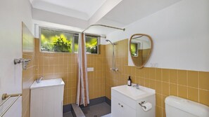 Shower - Sandy Feet Retreat - 1 min to beach (COPACABANA)
