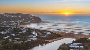 A coastal landscape with a sunset, sandy beach, and a retreat named Sandy Feet. - Sandy Feet Retreat - 1 Min To Beach (COPACABANA)