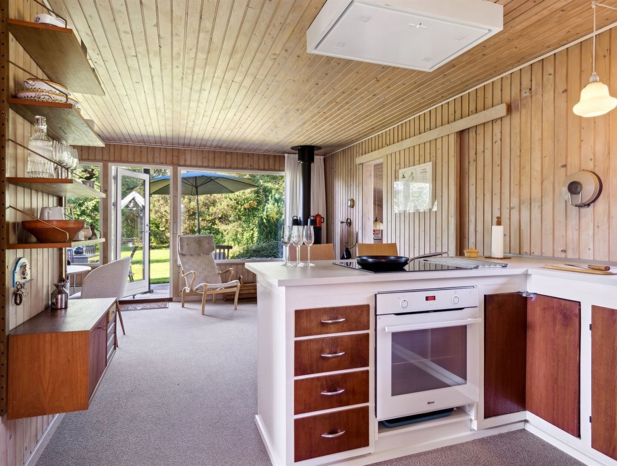 Réfrigérateur, micro-ondes, batterie de cuisine, vaisselle et ustensiles