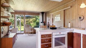 Réfrigérateur, micro-ondes, batterie de cuisine, vaisselle et ustensiles