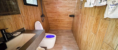 Quarto casal com design assinado, vista para a colina | Banheiro | Chuveiro, chuveiro com efeito de chuva, roupões de banho, chinelos