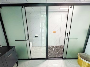 Quarto casal superluxo, varanda, vista para a colina | Banheiro | Chuveiro, chuveiro com efeito de chuva, roupões de banho, chinelos