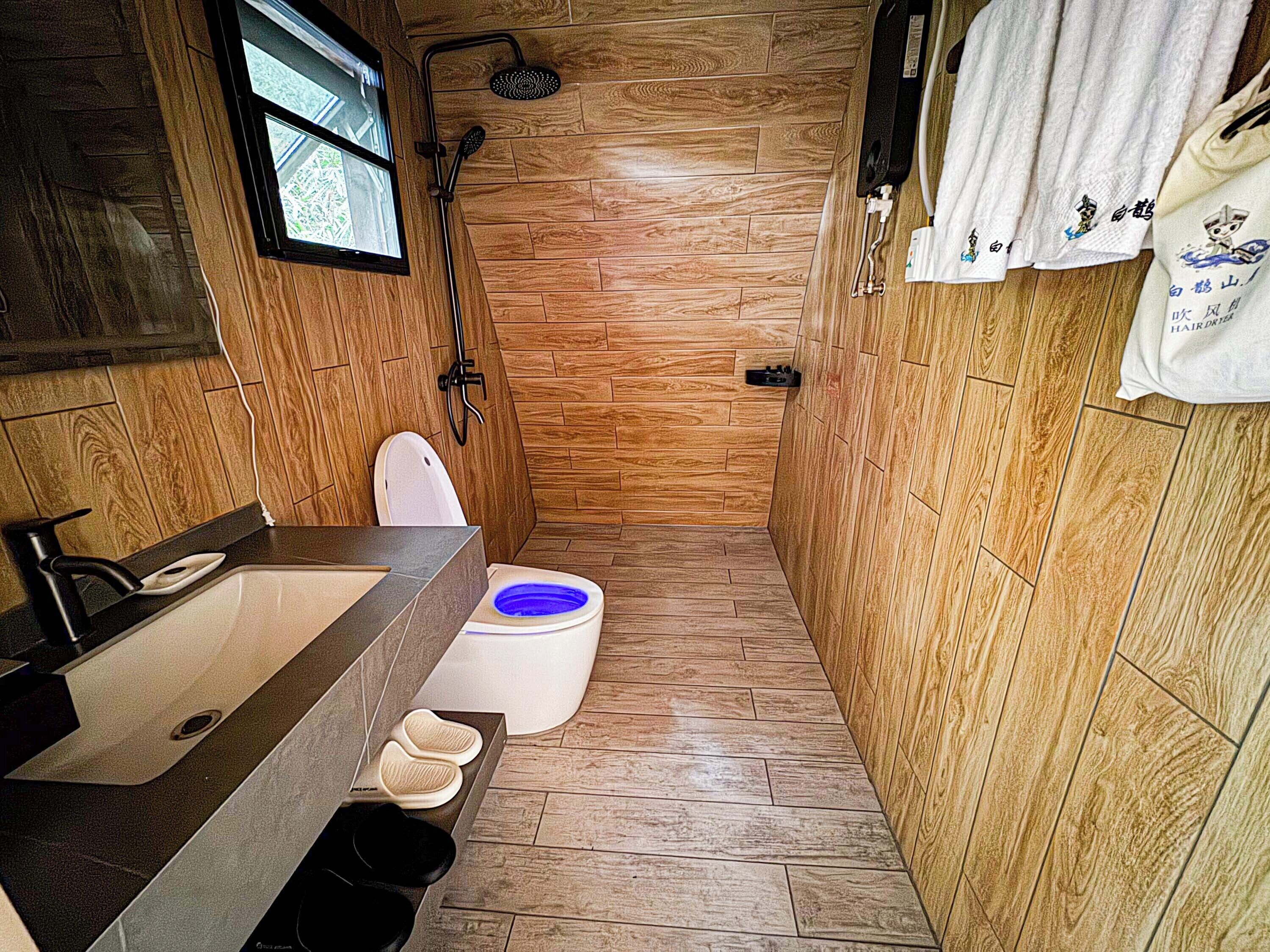 Habitación Signature doble, vistas a la colina | Baño | Ducha, cabezal de ducha tipo lluvia, albornoces y zapatillas
