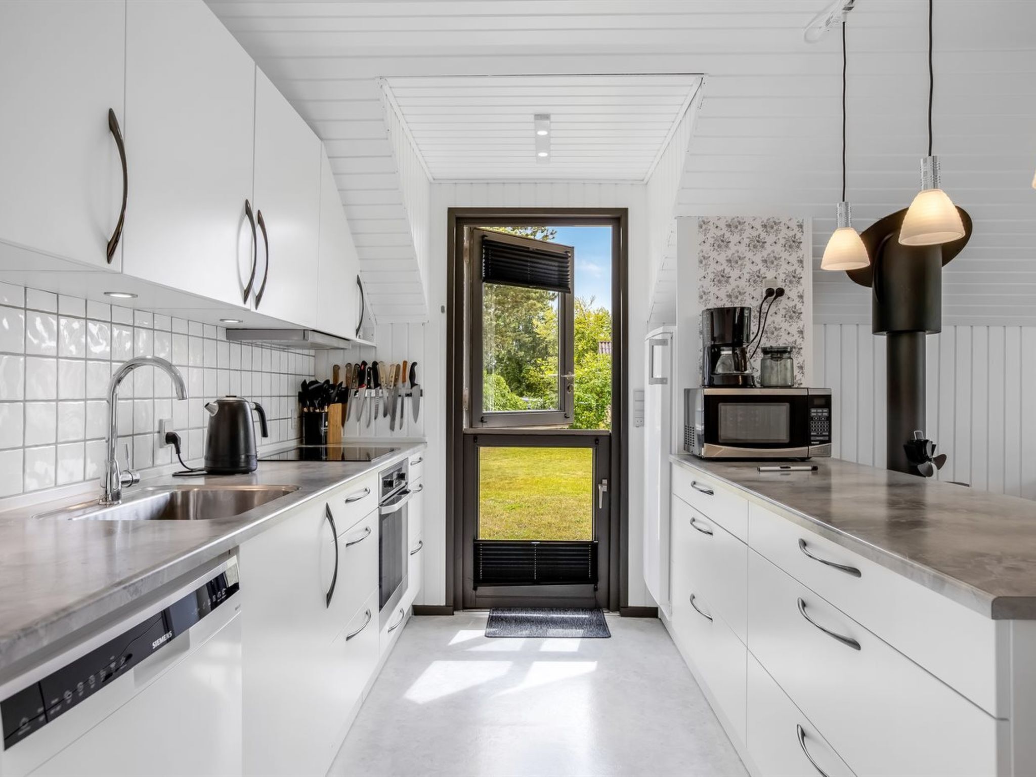 Frigorífico, microondas, lavavajillas y utensilios de cocina