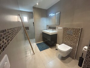Shower, hair dryer, towels, toilet paper - LA BERGERIE BONIFACIO (Bonifacio)