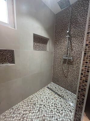 Shower, hair dryer, towels, toilet paper - LA BERGERIE BONIFACIO (Bonifacio)