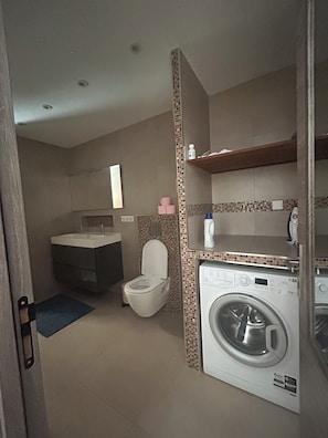 Shower, hair dryer, towels, toilet paper - LA BERGERIE BONIFACIO (Bonifacio)