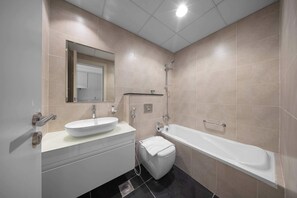 Shower, hair dryer, towels - Free housekeeping visits during your stay - StayShort - Cozy Studio in DAMAC Hills that Sleeps 2 (DAMAC Hills)
