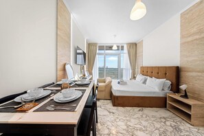 Iron/ironing board, WiFi, bed sheets - Free housekeeping visits during your stay - StayShort - Cozy Studio in DAMAC Hills that Sleeps 2 (DAMAC Hills)
