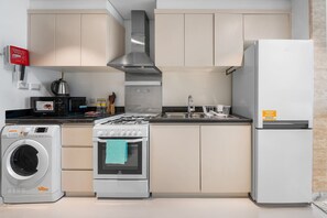 Frigorifero, microonde, forno, piano cottura