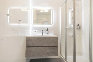 Basic Apartment | Bathroom - 1BR 1LR 9 Min Center King Bed Metro (Vienna)
