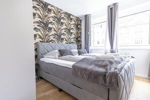 Iron/ironing board, free WiFi - 1BR 1LR 9 Min Center King Bed Metro (Vienna)