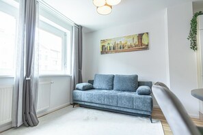 Living room - 1BR 1LR 9 Min Center King Bed Metro (Vienna)