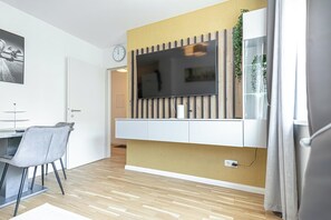 Living room - 1BR 1LR 9 Min Center King Bed Metro (Vienna)