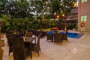 Outdoor pool - d'primahotel Mataram Lombok (Mataram)