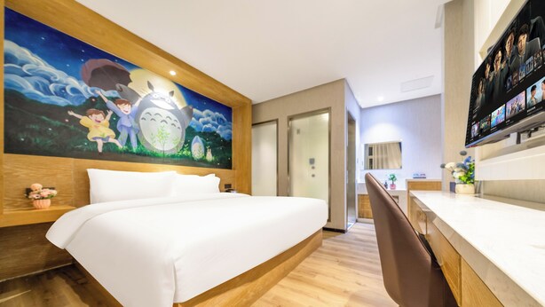 A hotel room with a bed, a desk, a TV, and a mural on the wall. - JinglaiHotel SouthBundXintiandi Branch (Shanghai)