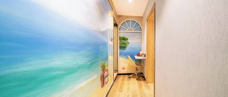 Quarto solteiro básico | Escrivaninha, espaço de trabalho para notebook, cortinas blackout