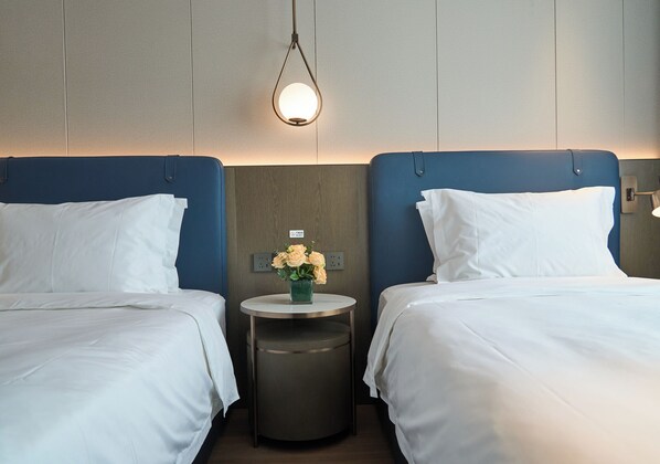 Superior Twin Room | Desk, laptop workspace, blackout drapes, soundproofing - JinglaiHotel SouthBundXintiandi Branch (Shanghai)