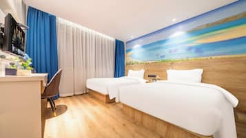 Habitación superior con 2 camas individuales | Escritorio, espacio para trabajar con laptop y cortinas blackout