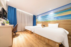 Habitación superior con 2 camas individuales | Escritorio, espacio para trabajar con laptop y cortinas blackout 