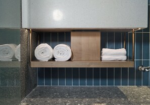 Shower, hair dryer, slippers, towels - JinglaiHotel SouthBundXintiandi Branch (Shanghai)