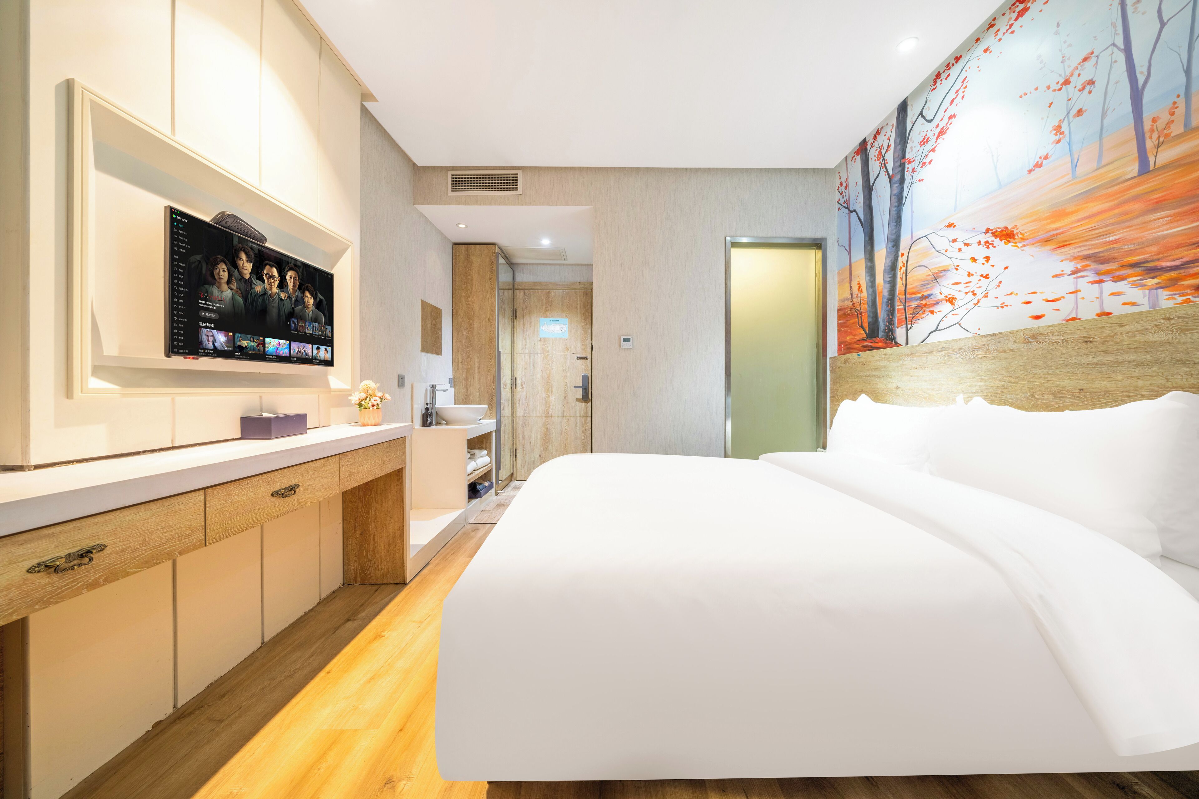 Habitación doble Confort, vista a la ciudad | Escritorio, espacio para trabajar con laptop y cortinas blackout 